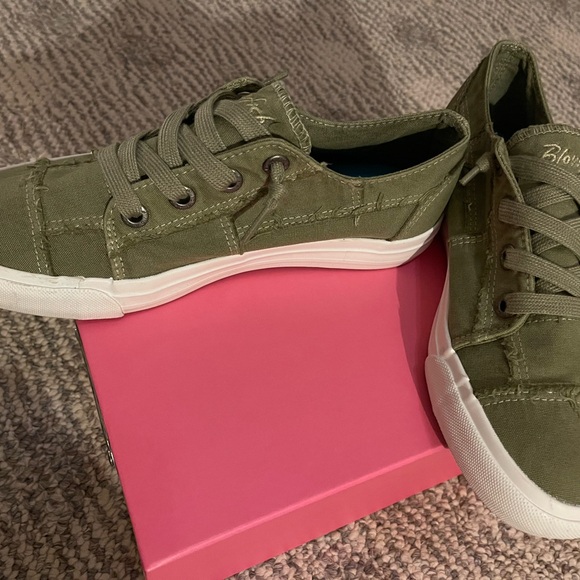 Olive Green Casual Sneakers - Picture 3 of 5